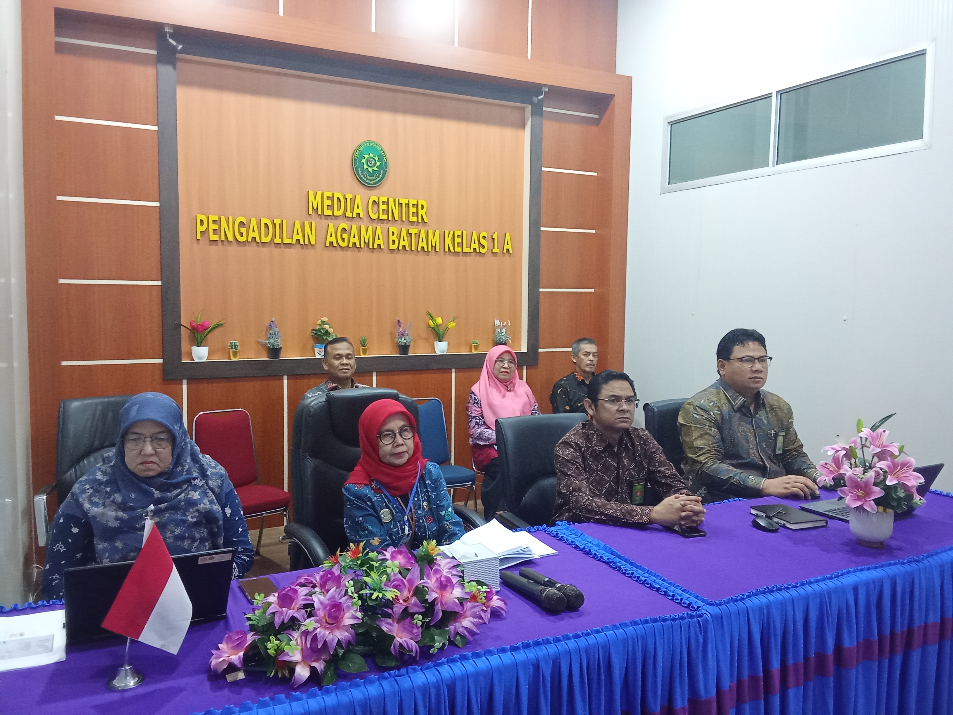 KETUA, WAKIL KETUA, HAKIM, DAN TENAGA TEKNIS PENGADILAN AGAMA BATAM IKUTI BIMBINGAN TEKNIS KAUM RENTAN BERHADAPAN DENGAN HUKUM SECARA DARING