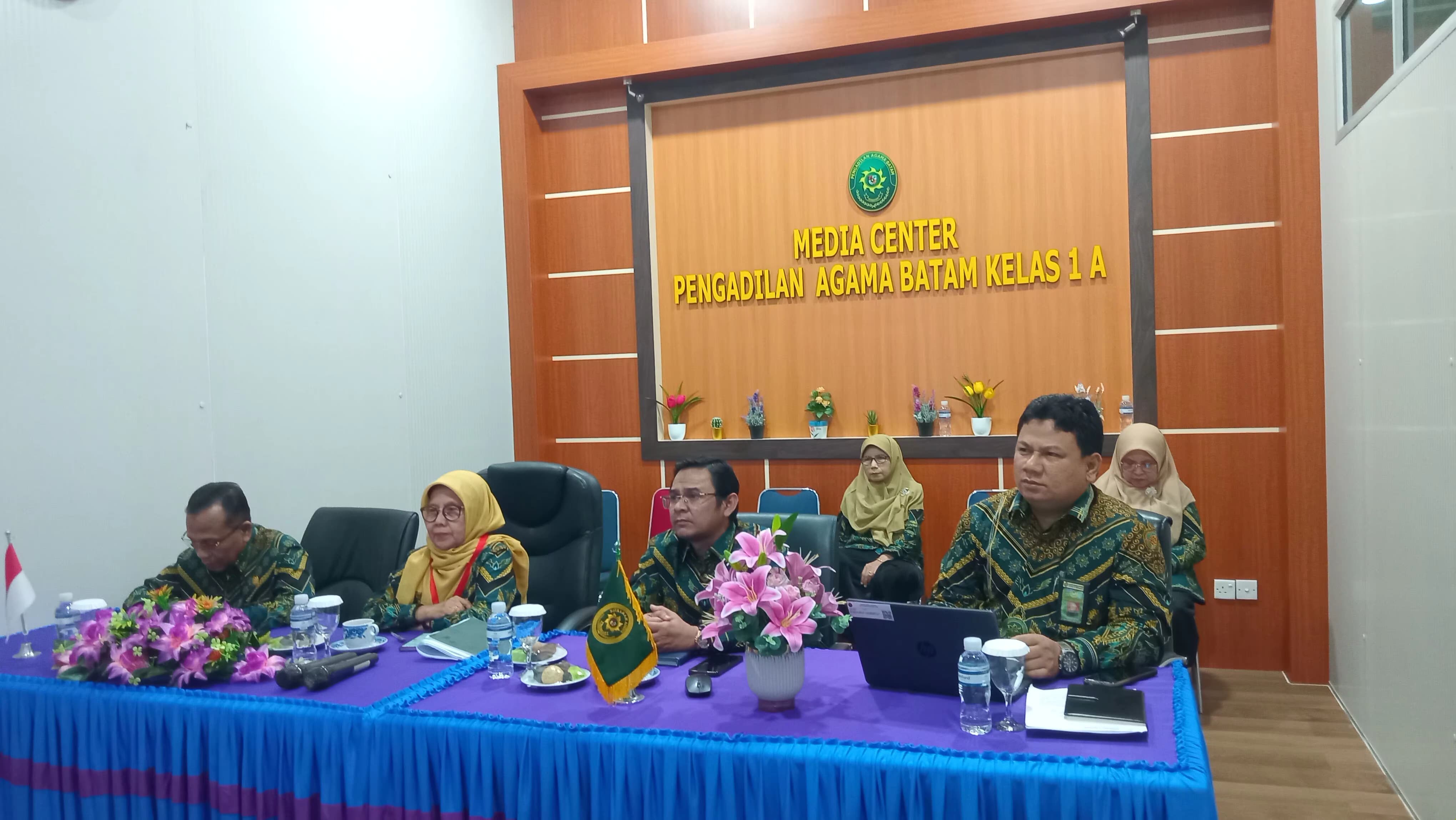 KETUA, WAKIL KETUA, DAN HAKIM PA BATAM IKUTI WEBINAR KOMISI YUDISIAL SECARA DARING